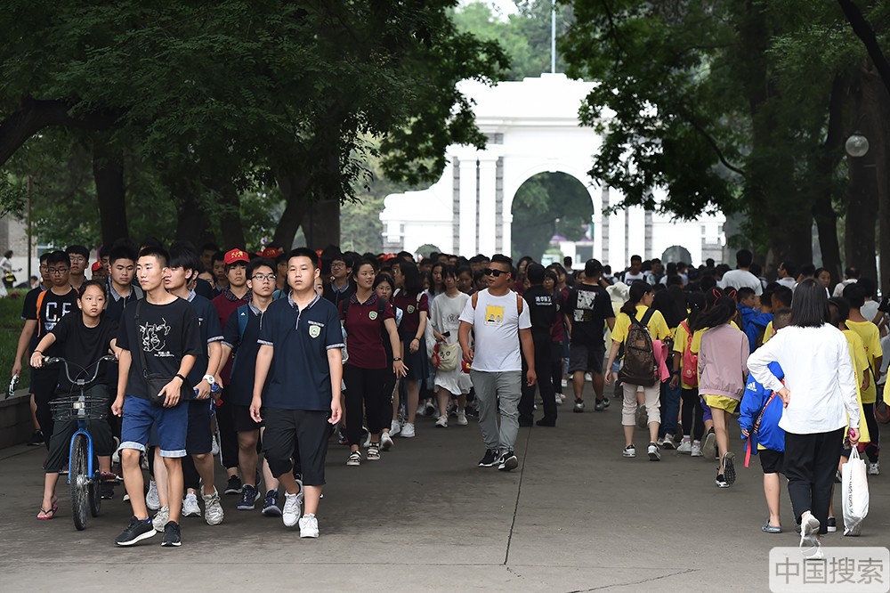 2025-08-04，北京，暑期已经拉开帷幕，清华大学又一次迎来参观高峰期，来自全国各地的学生及老师家长进校参观游览，一睹名校风采。中国搜索宋家儒摄